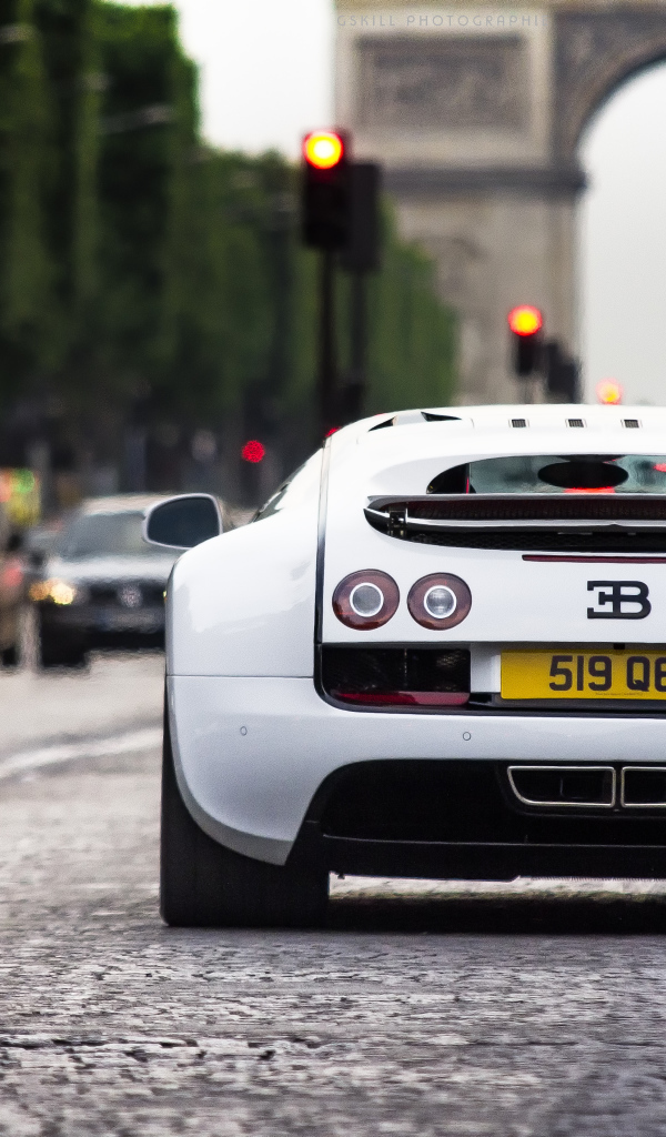 Бугатти у триумфальной арки