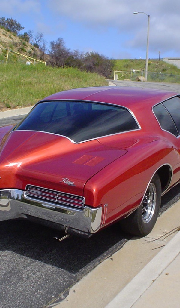 Красный buick riviera 1971