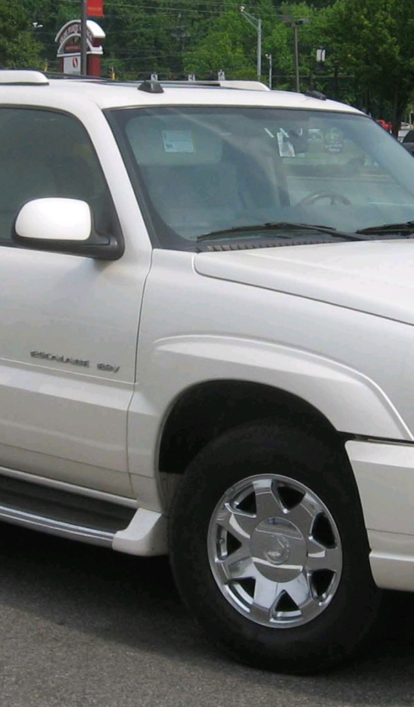 Белый Cadillac Escalade 2014