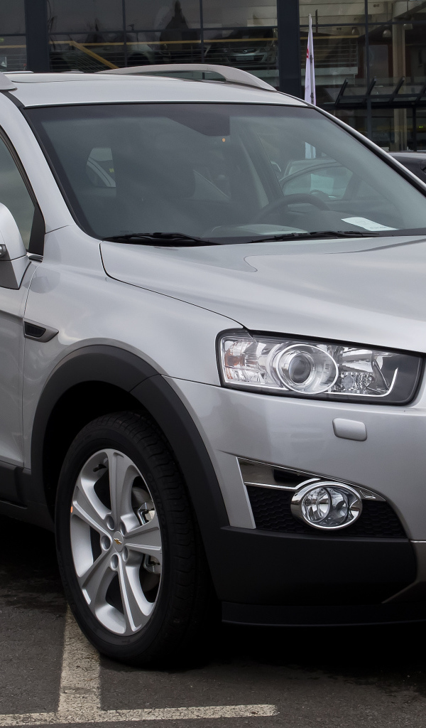 Автомобиль Chevrolet Captiva 2014 на дороге