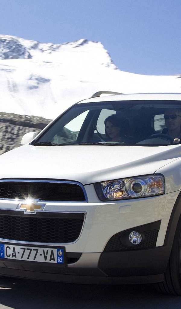 Красивый автомобиль Chevrolet Captiva 2014