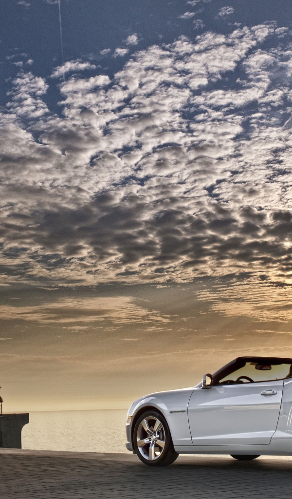 Белый Шевроле на берегу моря