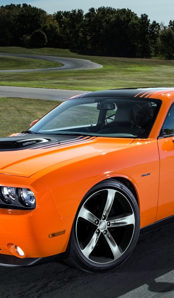 Оранжевый Dodge Challenger RT