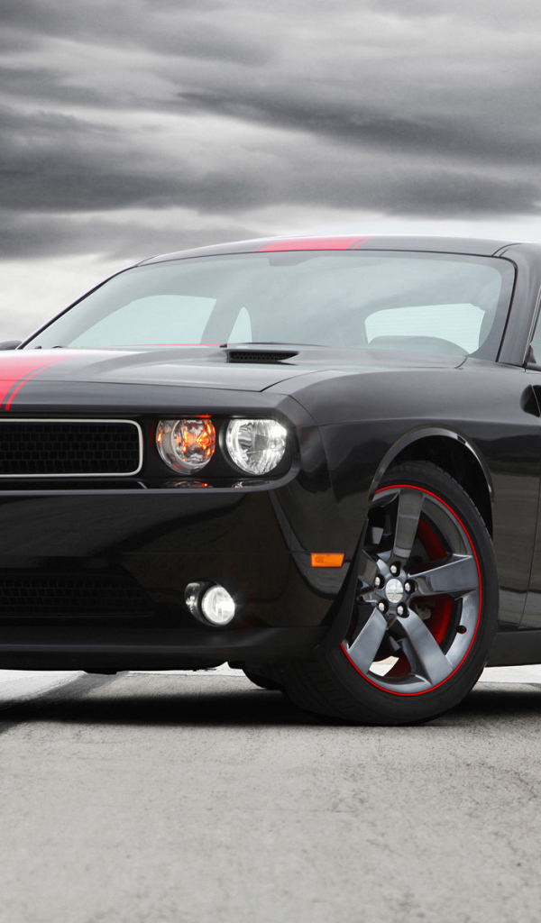 Стремительный Dodge Challenger