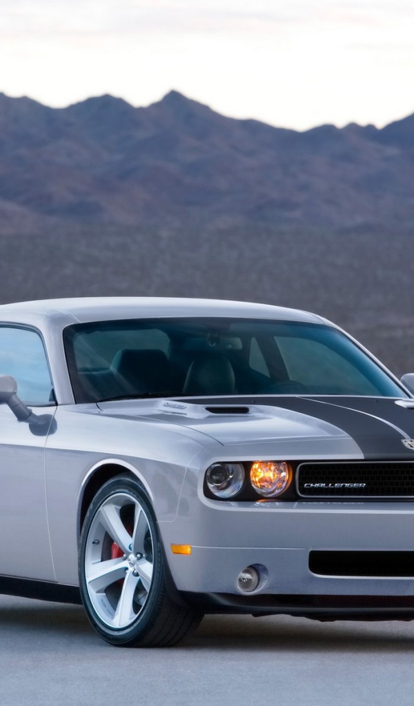 Белый Dodge Challenger