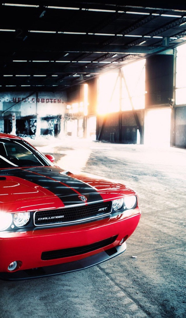 Красный Dodge challenger