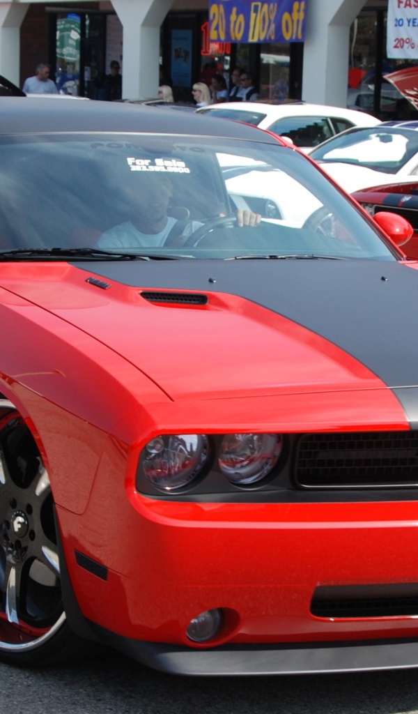 Красный Додж на улице