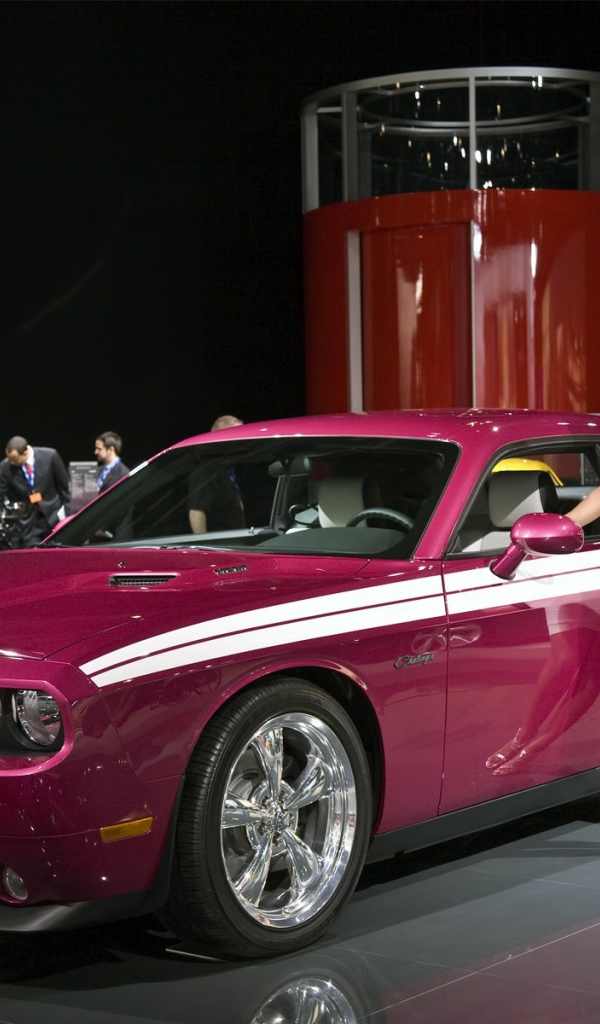 Розовый автомобиль Додже
