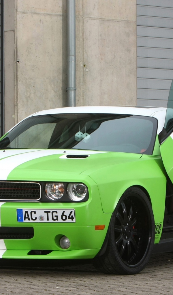 Зеленый Додж челенжер