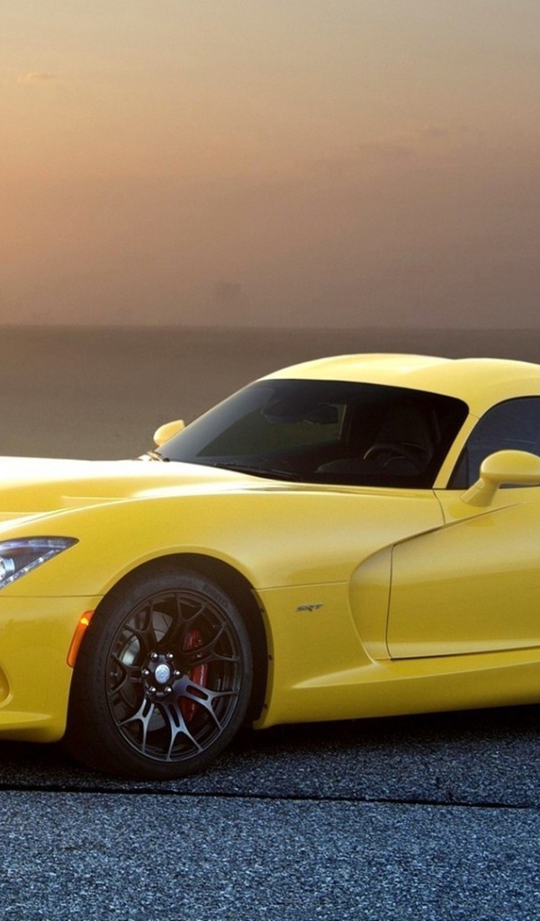 Желтый Додж Випер