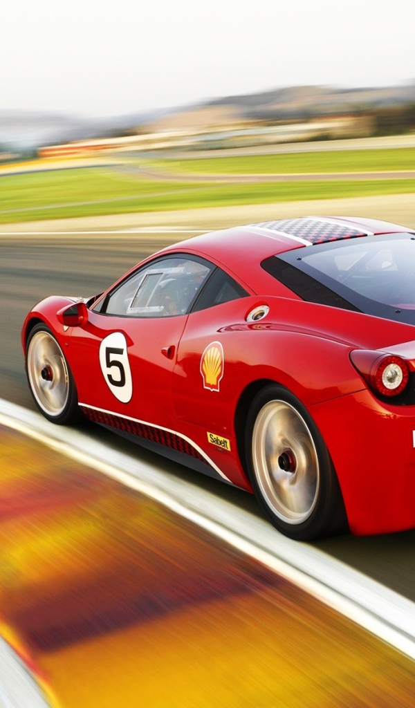 Красный Ferrari 458 Challenge