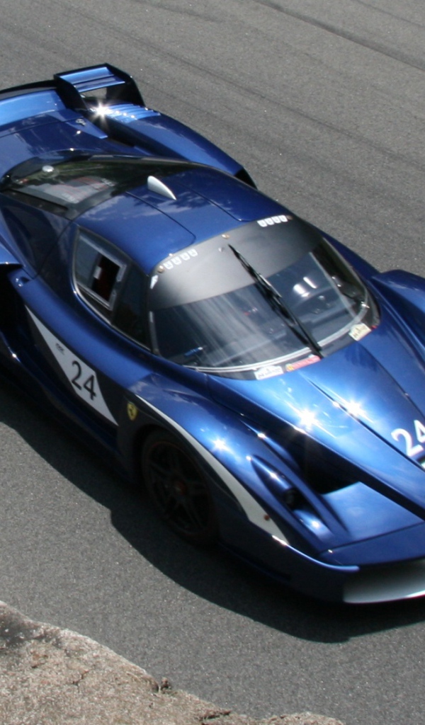 Синий Ferrari FXX