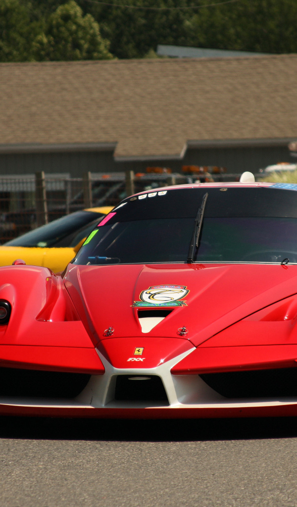 Красный Ferrari FXX
