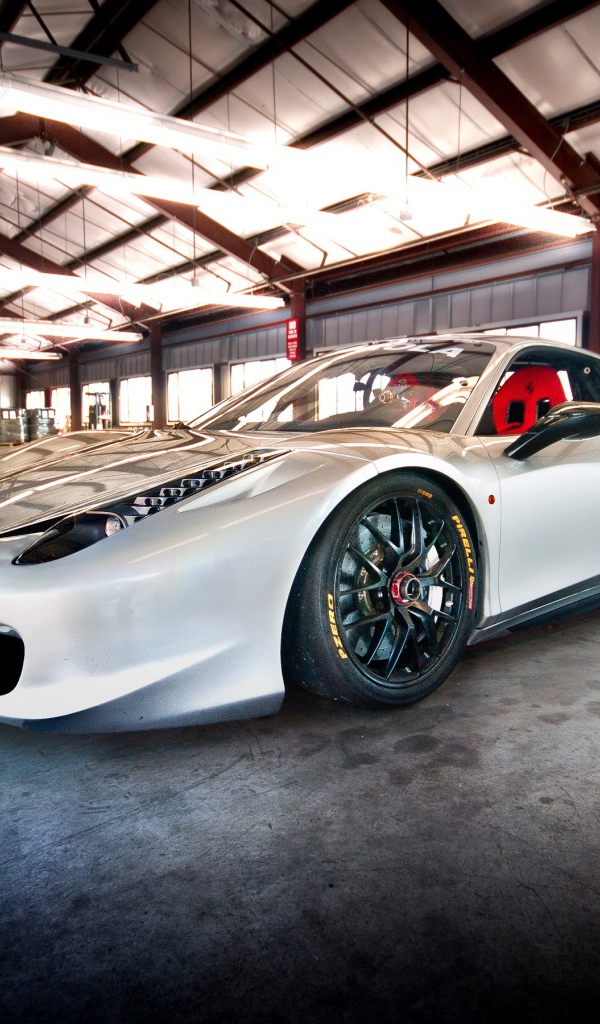 Белый Ferrari 430 Scuderia