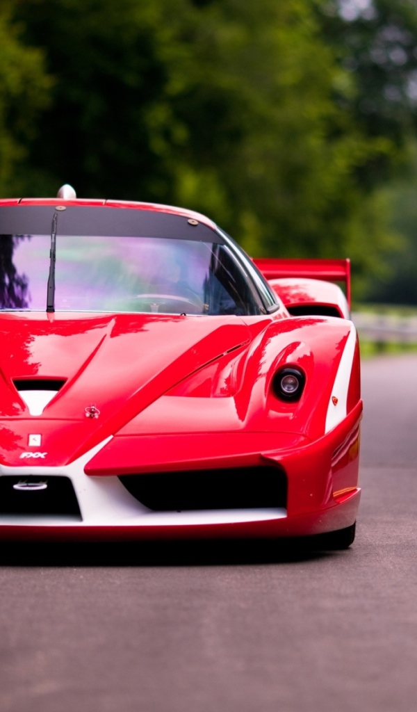 Красный суперкар Феррари