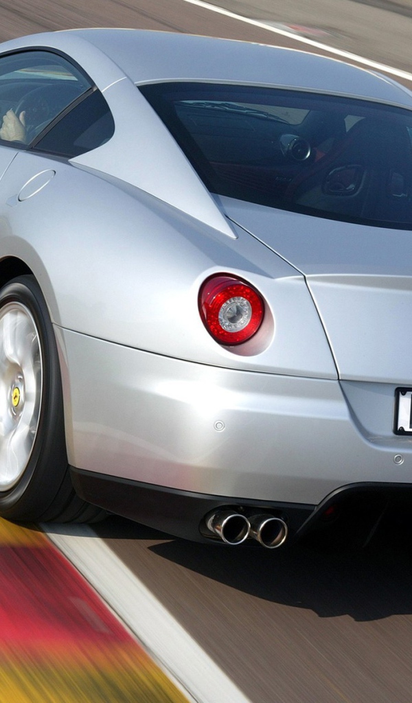Серебристый Феррари на дороге