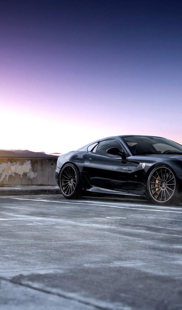 Черный феррари на стоянке