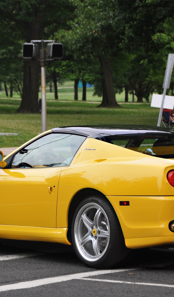 Желтый спортивный Феррари