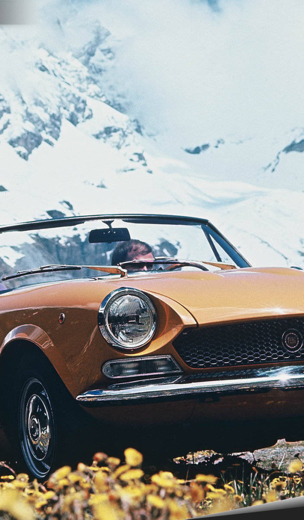 Красивый автомобиль Fiat 124