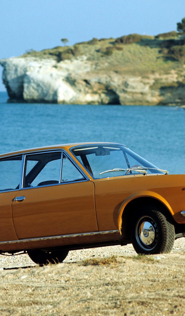 Красивый автомобиль Fiat 124 в Москве