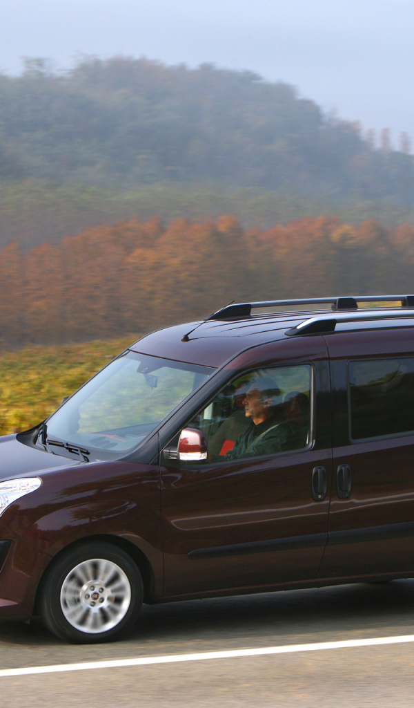 Красивый автомобиль Fiat Doblo в Москве