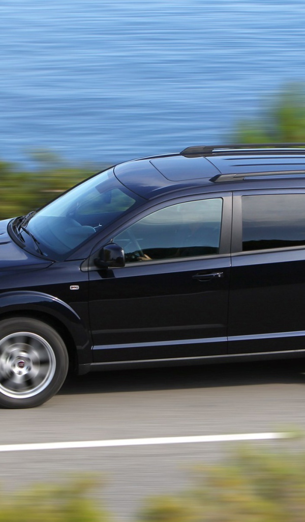 Красивый автомобиль Fiat Freemont