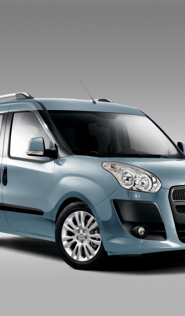 Автомобиль Fiat Doblo на дороге