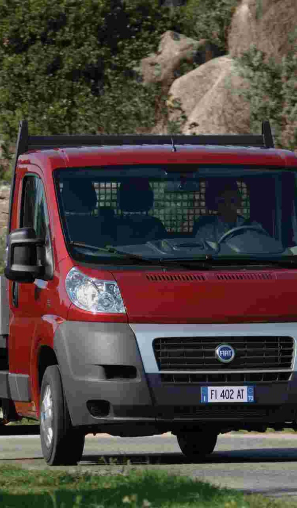Автомобиль Fiat Ducato на дороге