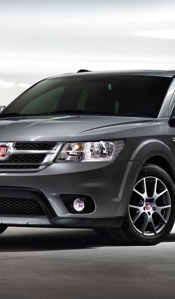 Автомобиль Fiat Freemont на дороге