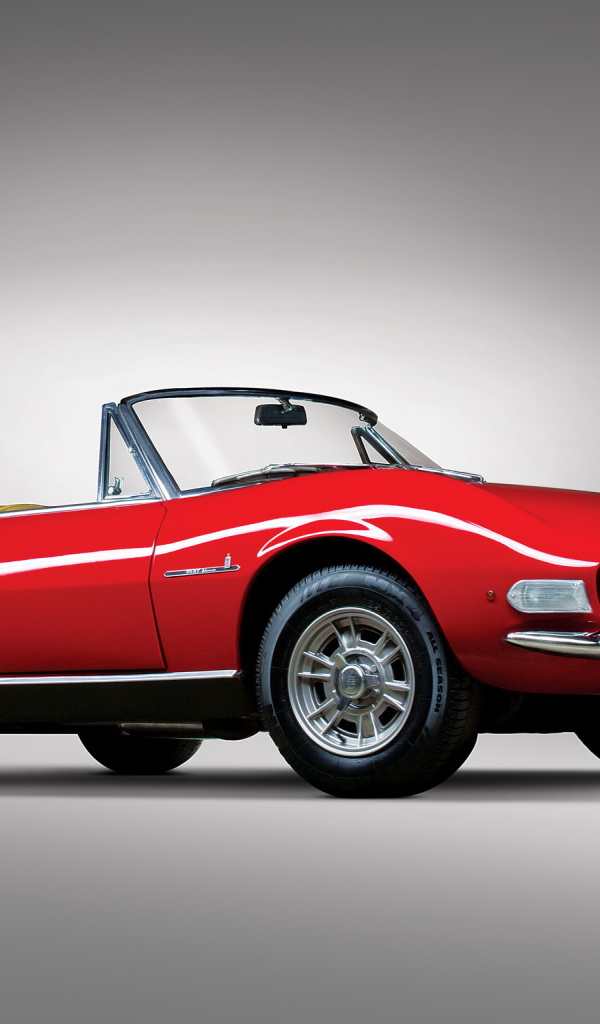 Автомобиль Fiat 124 на дороге