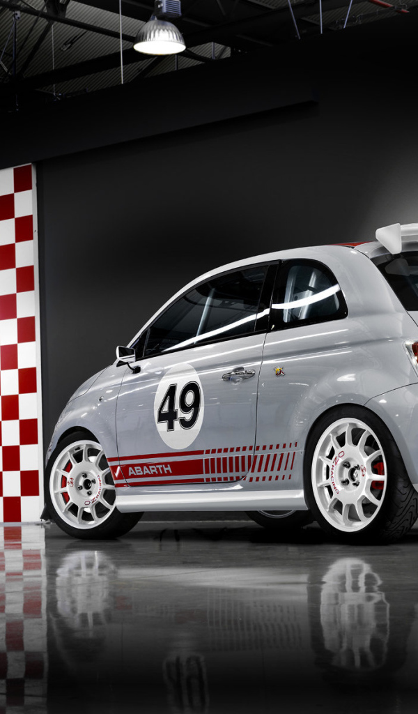 Автомобиль Fiat 500 на дороге