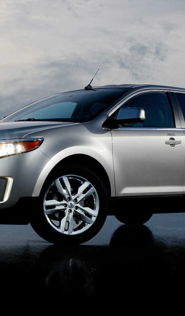 Красивый автомобиль Ford Edge 2014 в Москве