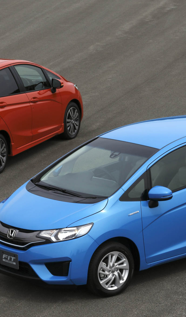 Автомобиль Honda Fit 2014 на дороге