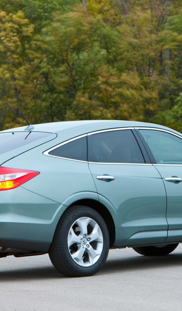 Красивый автомобиль Honda Crosstour