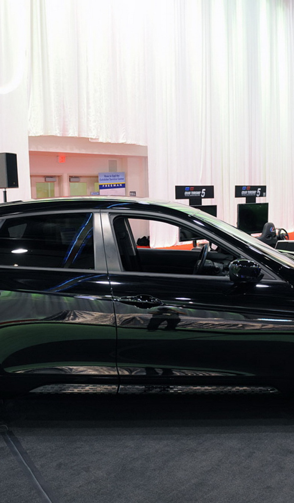 Красивый автомобиль Honda Crosstour в Москве