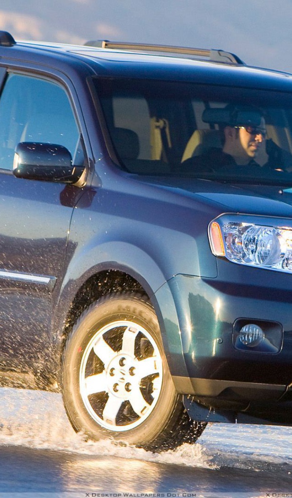 Красивый автомобиль Honda Pilot