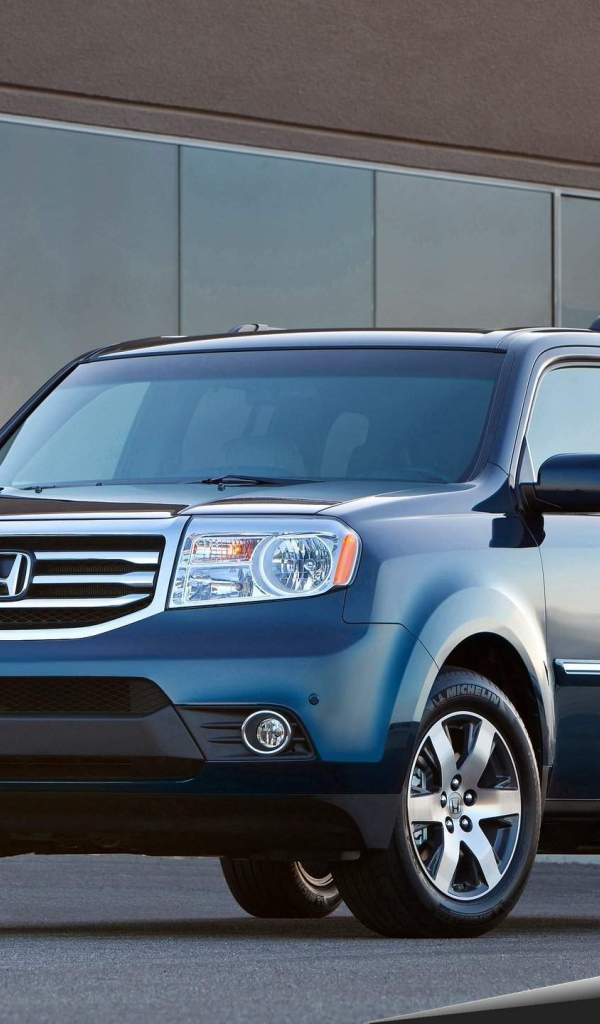Красивый автомобиль Honda Pilot в Москве