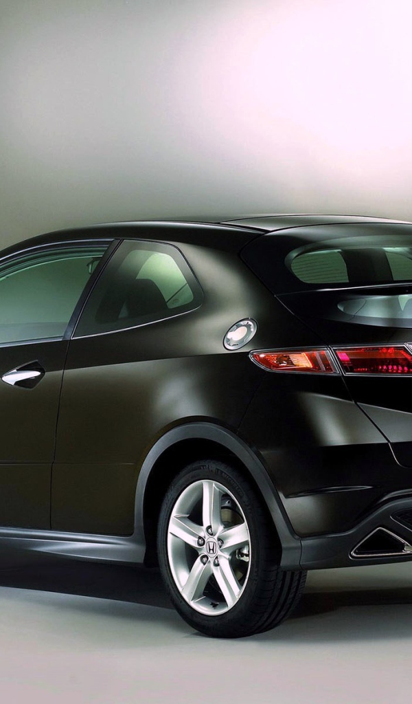 Автомобиль Honda Civic 5D на дороге