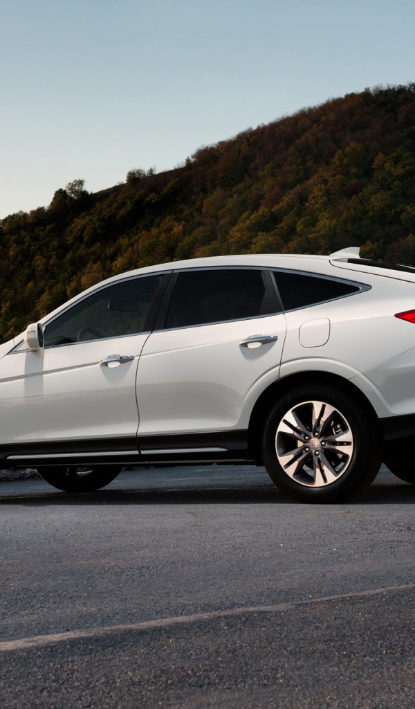 Автомобиль Honda Crosstour на дороге