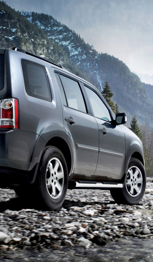 Автомобиль Honda Pilot на дороге