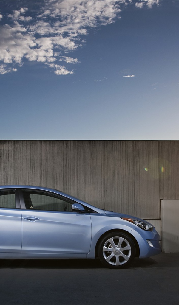 Автомобиль Hyundai Elantra на дороге