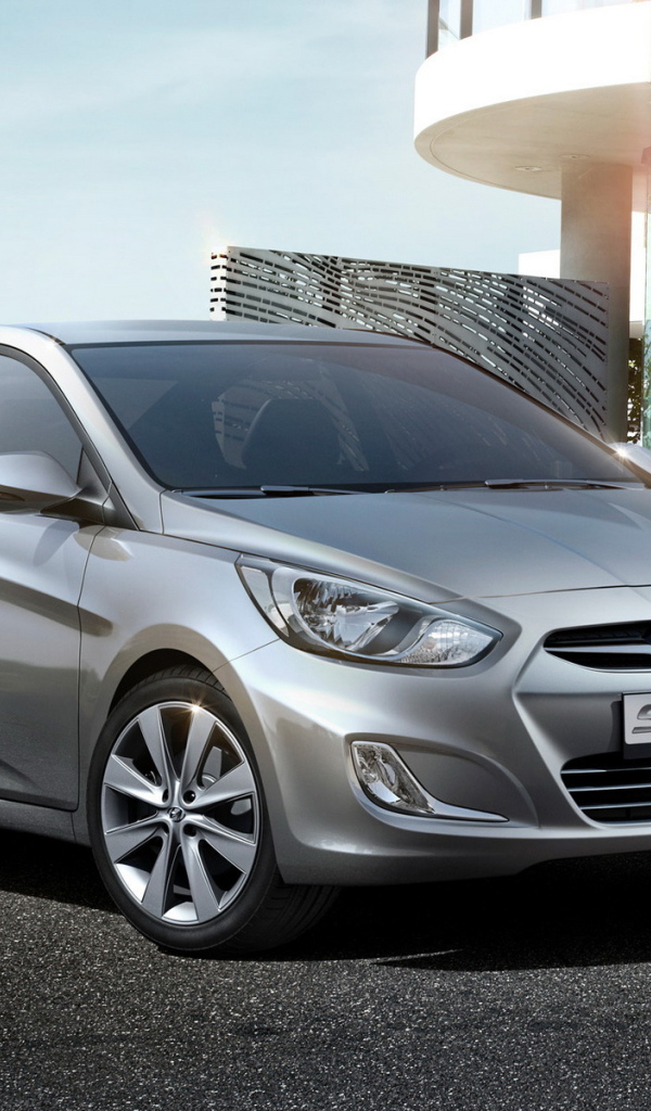 Автомобиль Hyundai Solaris на дороге