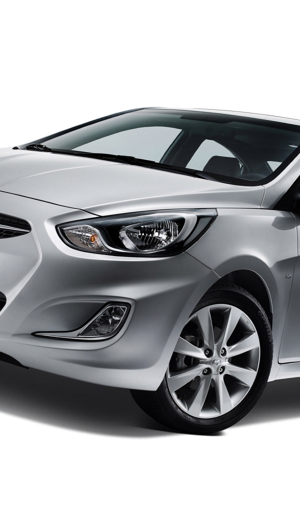 Автомобиль Hyundai Accent на дороге