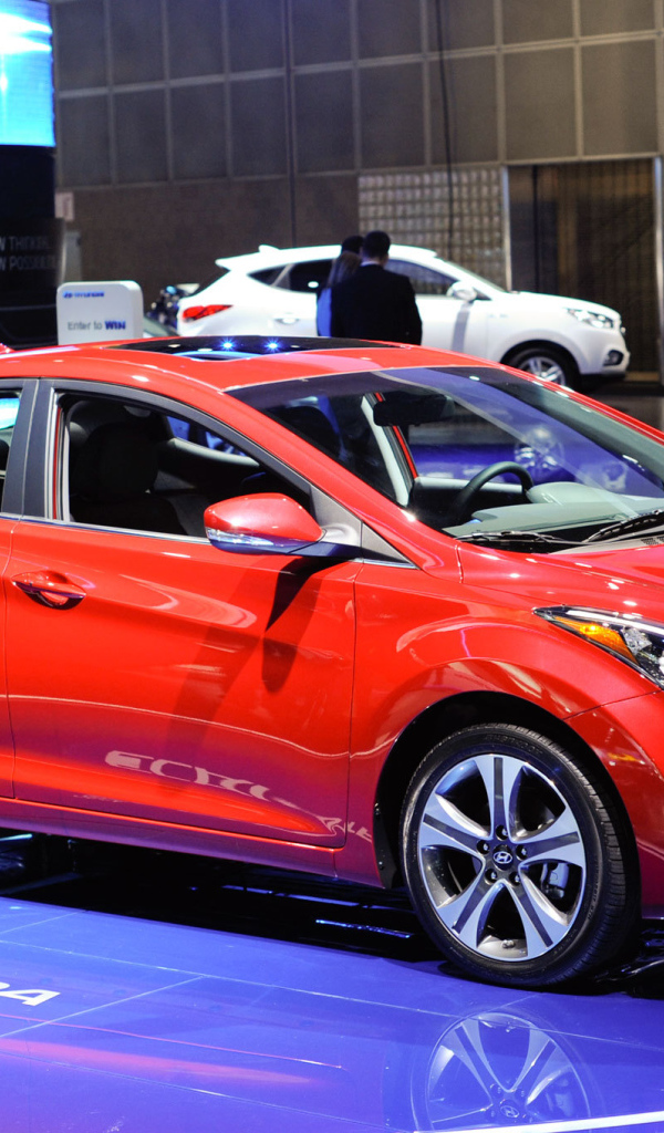 Автомобиль Hyundai Elantra 2014 на дороге