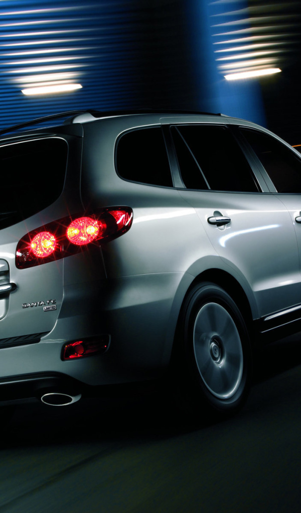 Автомобиль Hyundai Santa fe на дороге