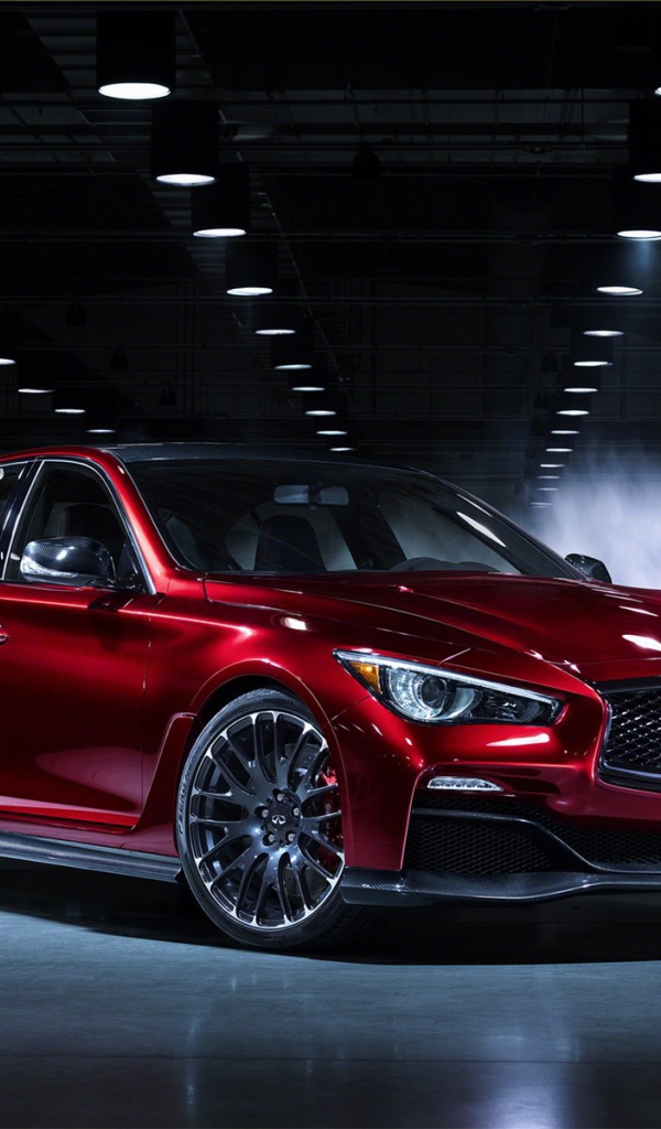 Красивый автомобиль Infiniti Q50 2014 года
