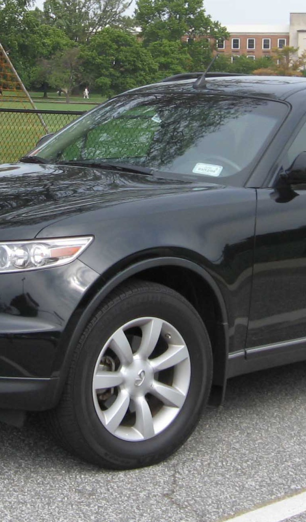 Infiniti FX35 на фоне города