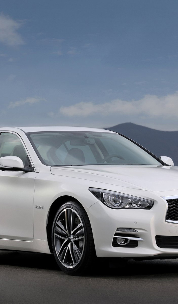 Автомобиль Infiniti Q50 2014 года на дороге