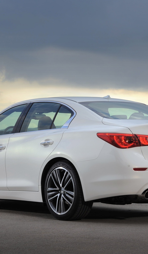 Новый автомобиль Infiniti Q50 2014 года