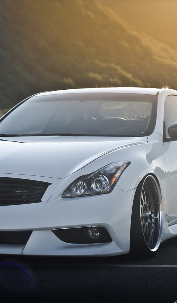 Белый инфинити